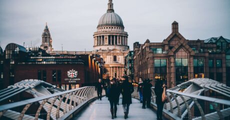 Лондон сокращает срок самоизоляции для туристов