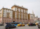 Посольство США в Москве возобновит работу в декабре?