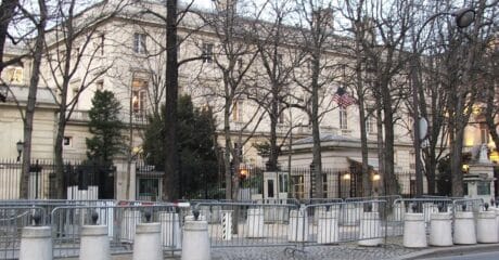 Посольство США во Франции переносит собеседования